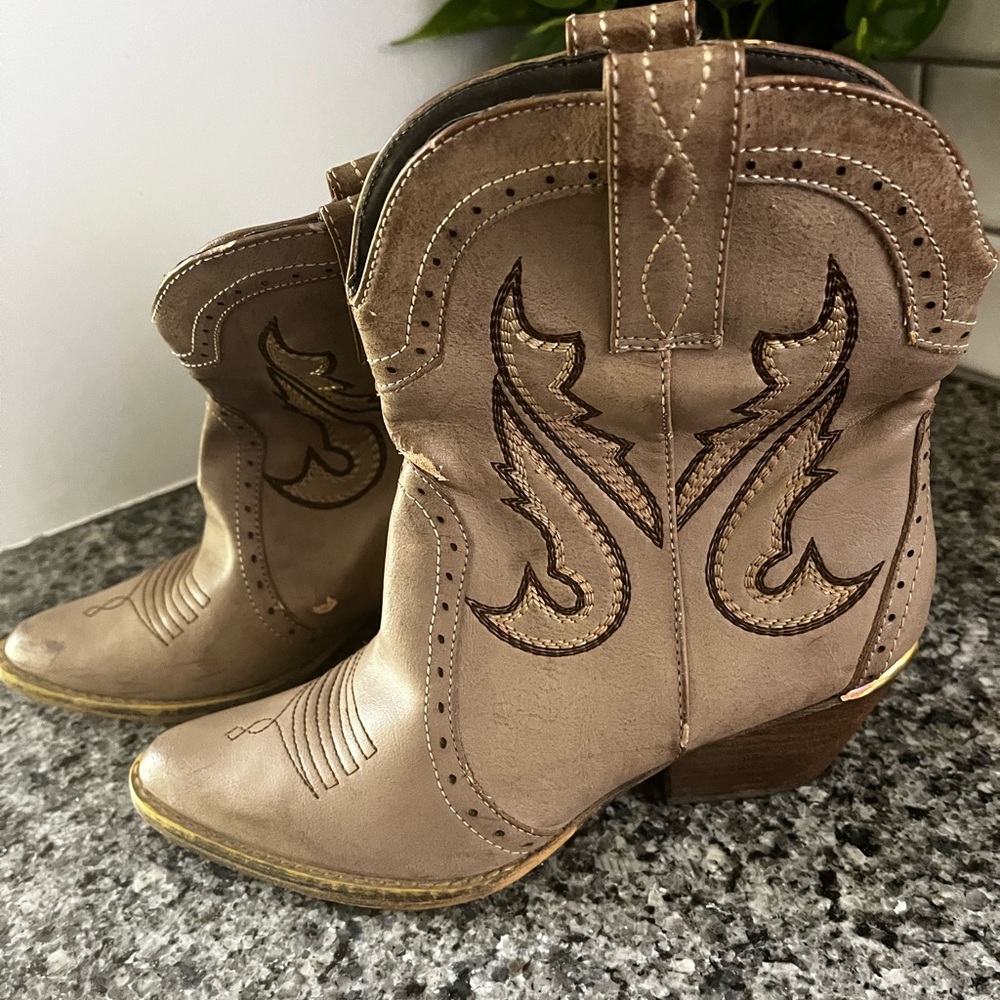 Very Volatile Los Angeles Boots
